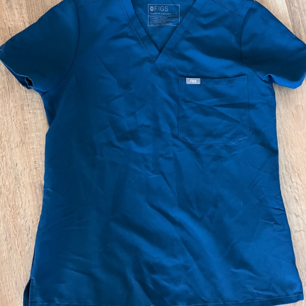 Figs small scrub top
